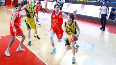 Roberto Chessari e Tommaso Gatto (Up Andrea Costa Imola) difendono su Lorenzo Pollini (Virtusd Imola) - foto Mmph