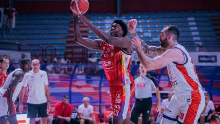 DeShawn Stephens a canestro