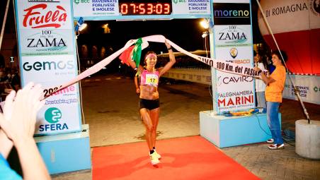 Il vittorioso arrivo della riminese Federica Moroni nell’edizione 2024 della Firenze-Faenza foto mmph