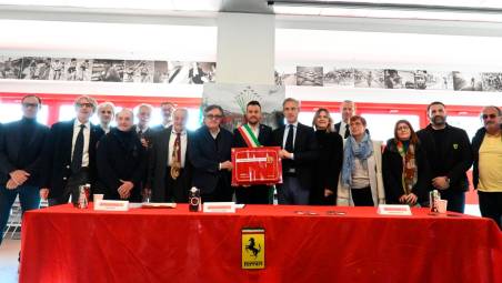 Il Club Ferrari di Imola in autodromo con il sindaco (foto Mmph)