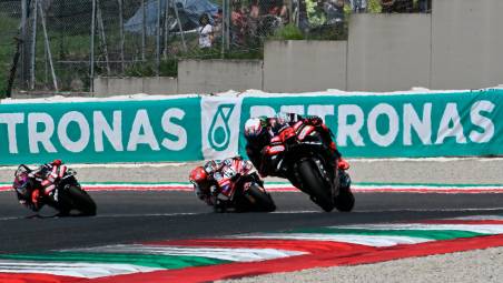 Marco Bezzecchi vola davanti a Pecco Bagnaia e Jorge Martin (foto Fini)