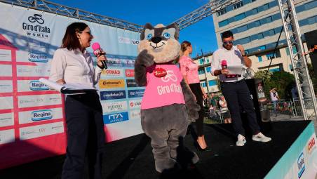 La mascotte del Giro Women sul palco di Cesenatico foto zanotti