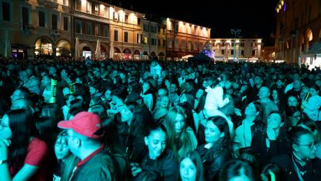 Piazza del Popolo gremita sabato sera per il concerto di Radio Studio Delta