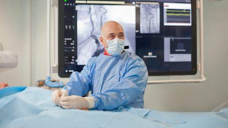Il dottor Fausto Castriota in sala operatoria. Nell’altra foto dell’articolo, Ricky Albertosi,