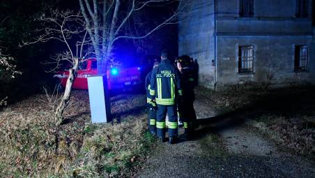 I vigili del fuoco intervenuti sul posto (Foto Fabio Blaco)