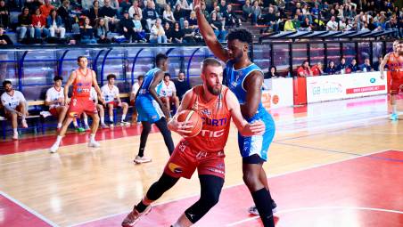 Tamani in canotta Roseto contro Crespi