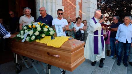 L’uscita del feretro dalla chiesa a Borello