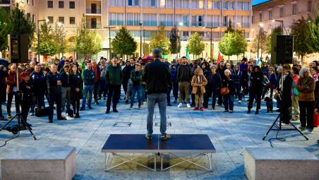 Cesena, in 250 in piazza per fare quadrato contro razzismo e fascismo dopo l’aggressione in centro