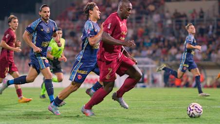 L’attaccante giallorosso Stefano Okaka (foto MASSIMO FIORENTINI)
