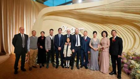 Il gruppo italiano con i parenti degli sposi