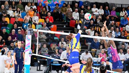 Elizaveta Kochurina contro il muro di Nwakalor nel match tra Savino Del Bene e Omag-Mt