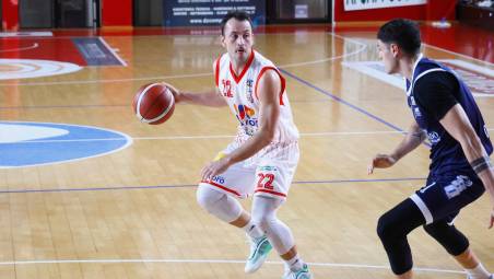 L’esterno dell’Andrea Costa, Giacomo Sanguinetti, autore di 10 punti (foto MMPH)