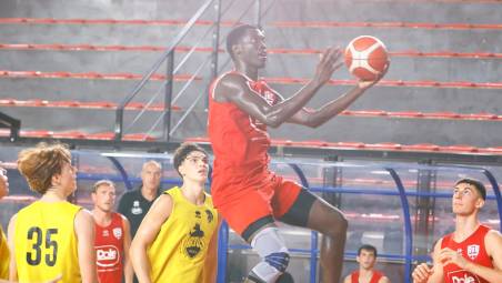 In alto l’mvp Assane Sankare, top scorer del match, in basso a sinistra una sospensione dell’ottimo Lorenzo Pollini (fotoservizio Mauro Monti Mmph)