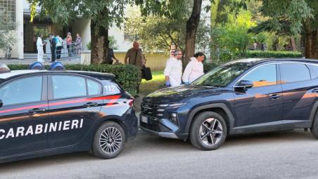 La scientifica dei carabinieri sul luogo del delitto di ieri in via Bellini a Imola