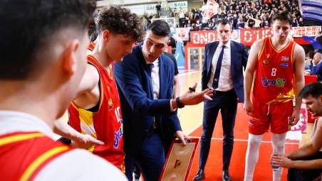 Coach Andrea Auletta durante un time out, OraSì Ravenna, (foto Mmph)