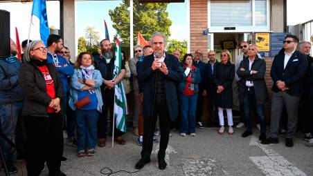 Il sindaco di Forlì Gian Luca Zattini in una manifestazione dei giorni scorsi davanti allo stabilimento Electrolux (Blaco)