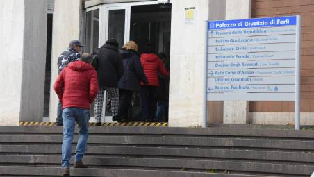 Cesena, con i figli in Sicilia per lavoro. Madre a processo per sottrazione di minori, non li vede dal 2023