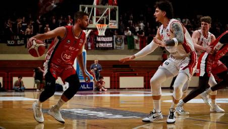 Giovanni Tomassini in palleggio in garauno contro Pesaro: è stato il match winner con 26 punti realizzati
