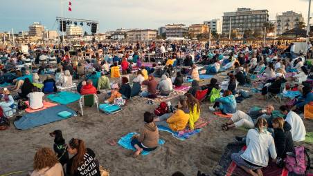 Rimini. Sulla spiaggia l’incontro per la pace L’OM Collettivo