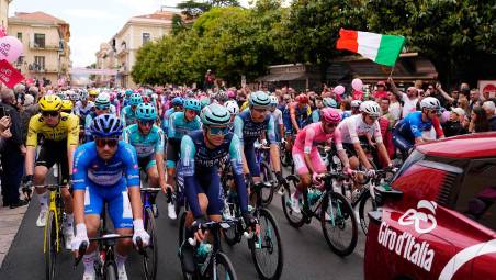 Giro d’Italia, il passaggio alla ferrovia di Cervia con precedenza al...treno / VIDEO