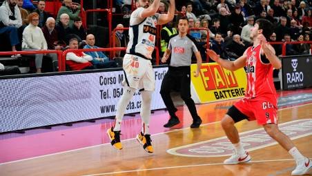 Simone Pepe va al tiro da tre punti: quest’anno ha avuto una media di 12.1 punti a partita foto FABIO BLACO
