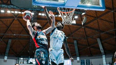 Raphael Gaspardo contro Udom nella sfida persa a Bergamo: il lungo dell’Unieuro salterà la sfida con Pistoia e probabilmente il derby con Rimini