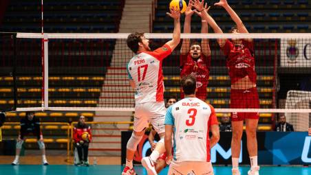 Il centrale giallorosso Ciccolella a muro con Russo contro l’ex Feri