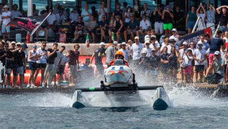Il ventunenne forlivese Massimiliano Scalzulli mentre pilota il catamarano elettrico “Futura” a Monaco