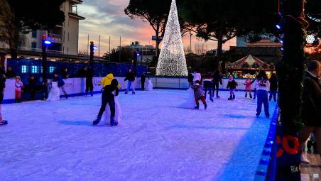 La pista di pattinaggio in Piazza della Repubblica