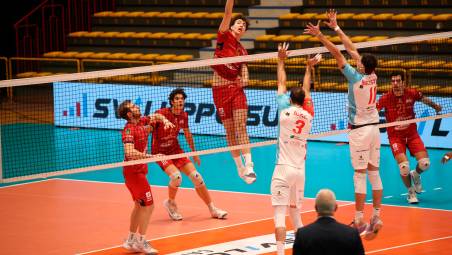 Un attacco del centrale giallorosso Nicolò Ciccolella a Catania (legavolley)