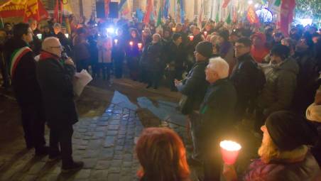 Il presidente dell’Anpi Savini e il sindaco di Ravenna Barattoni durante il loro intervento in piazza del Popolo (foto Massimo Fiorentini)