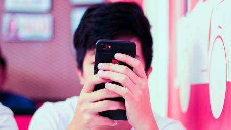 L’Europa pronta a vietare gli smartphone in classe per gli studenti fino a 15 anni
