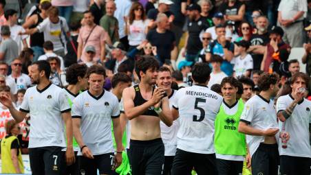 I giocatori del Cesena celebrano con un giro di campo la vittoria sul Palermo in occasione di quella che è stata l’ultima gara di campionato 2024-2025 giocata al Manuzzi
