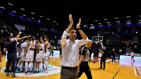 Il tecnico Antimo Martino applaude i tifosi a fine gara (foto Fabio Blaco)