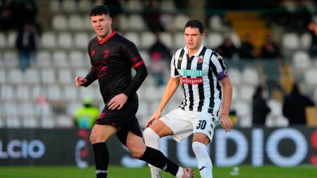 Elia Petrelli seguito a vista da Marcos Curado (foto Ascoli Calcio)