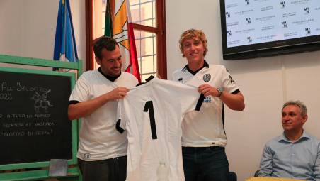 Christopher Veglia riceve da Andrea Bertozzi la maglia numero 1 in memoria del padre Davide (foto Gianmaria Zanotti)