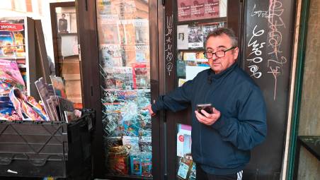 Daniele Segoni, titolare dell’edicola in Corso della Repubblica (foto Fabio Blaco)