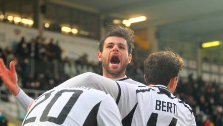 Nicholas Pierini festeggiato da Bortolussi e Berti dopo un gol al Teramo nel febbraio 2022 (foto Zanotti)