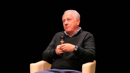 Imola, teatro gremito per il ct della Nazionale di pallavolo Julio Velasco e sostenere un progetto per l’Argentina FOTOGALLERY