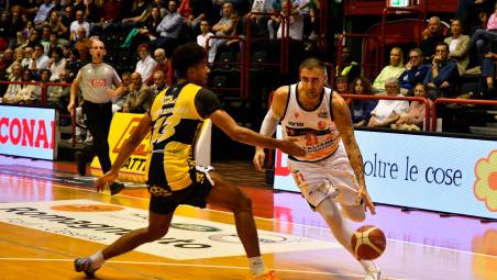 Pietro Aradori contro Leonardo Marangon nel match d’andata perso al Pala Galassi foto fabio blaco