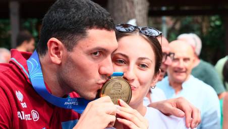 Simone Cerasuolo festeggia l’oro mondiale dei 50 rana con la fidanzata Maria Chiara (foto Mmph)