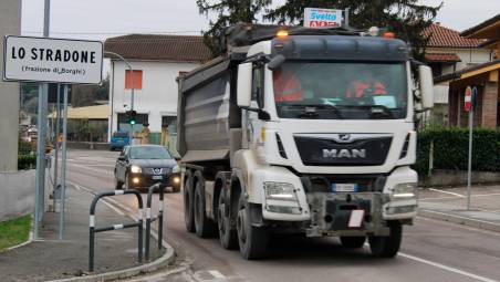 Sono numerosi i camion che attraversano il paese ad alta velocità