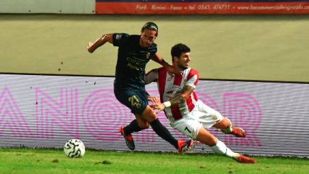Adriano Esposito ed Elia Petrelli avversari in Forlì-Ravenna 1-0 di inizio campionato (foto Fabio Blaco)