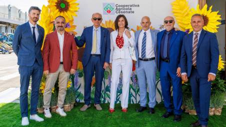 Il presidente Piersanti (secondo da destra) con gli altri dirigenti di Cac