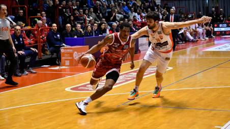 Luca Pollone contro Gerald Robinson nel derby della stagione regolare (Blaco)