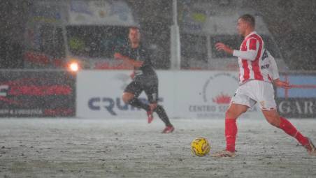 Il centrocampista Carlo De Risio sotto la nevicata di Piancastagnaio