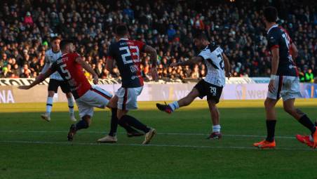 Il capitano del Cesena, Francesco De Rose, alla conclusione nella partita di andata con la Torres terminata 1-1 (foto Zanotti)