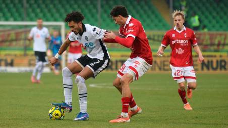 Jalen Blesa pressato da Cistana in Cesena-Bari (foto Zanotti)