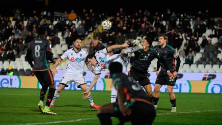 Alberto Cerri e Dimitri Bisoli in azione nel secondo tempo di Cesena-Venezia 0-4 (Zanotti)