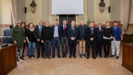 Sabato Imola accende il Natale. Luminarie con le frasi di Ayrton Senna. Tutti gli eventi in programma